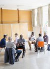 Homens conversando em terapia de grupo no centro comunitário — Fotografia de Stock