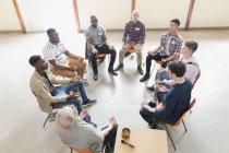 Homens orando em círculo em grupo de oração — Fotografia de Stock