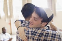 Homens abraçando em terapia de grupo — Fotografia de Stock