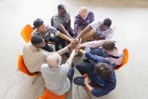 Homens unindo as mãos em círculo no grupo de oração — Fotografia de Stock