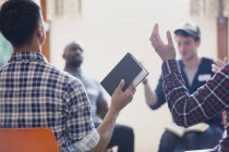 Uomini con la Bibbia che pregano con le braccia alzate in gruppo di preghiera — Foto stock