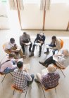 Homens lendo e discutindo bíblia em grupo de oração — Fotografia de Stock