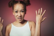 Retrato frustrado jovem mulher gestos — Fotografia de Stock