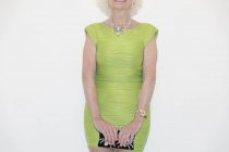 Seniorin in grünem Kleid — Stockfoto