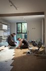 Bauarbeiter verlegen Parkettboden im Haus — Stockfoto