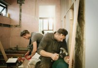 Trabajadores de la construcción trabajando en casa - foto de stock