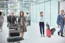 Empresários com bagagem no aeroporto — Fotografia de Stock