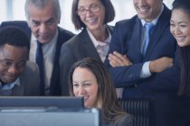Empresários sorridentes trabalhando no computador no escritório — Fotografia de Stock