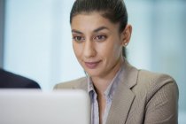Donna d'affari focalizzata utilizzando il computer portatile — Foto stock