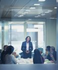 Kollegen klatschen für Geschäftsfrau bei Besprechung im Konferenzraum — Stockfoto