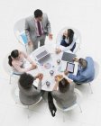 Alto ângulo vista empresário levando reunião na mesa redonda — Fotografia de Stock