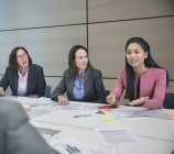 Mujer de negocios hablando en reunión de la sala de conferencias - foto de stock