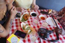 Женщины-туристы едят в ресторане — стоковое фото