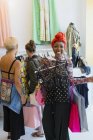 Портрет счастливая, восторженная молодая женщина делает покупки в магазине одежды — стоковое фото