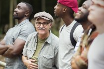 Ritratto uomo anziano sorridente con gruppo di uomini — Foto stock