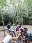 Gruppo Mens con mappe e borracce in escursione nei boschi — Foto stock