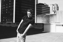 Ritratto fresco giovane uomo sul tetto urbano — Foto stock