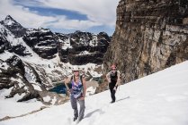 Wanderinnen wandern schneebedeckten Berghang, Yoho Park, Britische Kolumbia, Kanada — Stockfoto