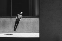 Молодий чоловік стрибає на міському тротуарі — стокове фото