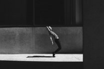Молодой человек танцует на городской тротуаре — стоковое фото