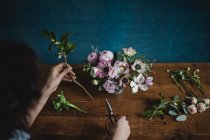 View from above woman arranging flower bouquet — Stock Photo
