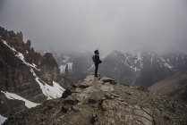 Жіночий турист на вершині craggy, Туманний гірський Банфф, Альберта, Канада — стокове фото