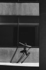 Екстремальний молодий чоловік стрибає проти міської стіни — стокове фото
