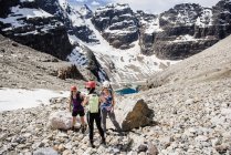 Frauen wandern in sonniger, zerklüfteter Berglandschaft, Yoho Park, Britische Kolumbia, Kanada — Stockfoto