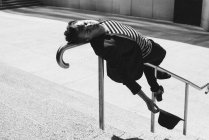 Portrait jeune homme appuyé sur une rampe urbaine — Photo de stock