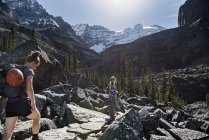 Женщины, совершающие пешие прогулки по величественным скалистым горным ландшафтам, парк Йо, Британская Колумбия, Канада — стоковое фото