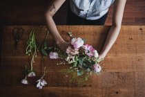 View from above woman arranging flower bouquet — Stock Photo