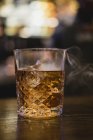 Cocktail di whisky affumicato in vetro — Foto stock