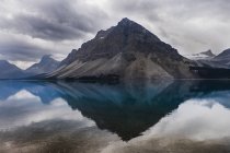 Tranquil view of craggy mountains and placid Bow Lake, Alberta, Canada — Stock Photo