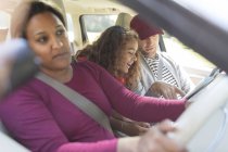 Сім'я з картою в машині під час поїздки — стокове фото