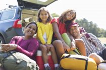 Retrato família feliz camping, descarga de carro — Fotografia de Stock
