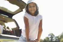 Retrato confiante, menina feliz em chapéu de sol — Fotografia de Stock