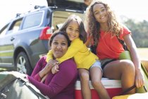 Retrato feliz madre e hijas acampando - foto de stock