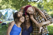 Porträt glückliche, unbeschwerte Familie auf dem Campingplatz — Stockfoto