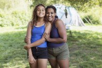 Retrato feliz, mãe afetuosa e filha no acampamento — Fotografia de Stock