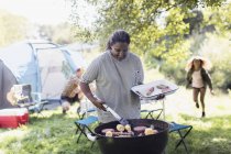 Woman barbecuing at campsite — Stock Photo
