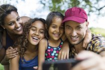 Familia feliz tomando selfie con el teléfono de la cámara - foto de stock