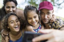 Familia feliz tomando selfie con el teléfono de la cámara - foto de stock
