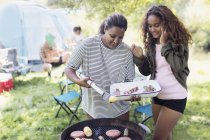Barbecues mère et fille au camping — Photo de stock