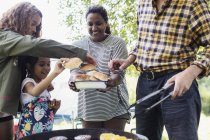 Familie grillt Hamburger im Freien — Stockfoto