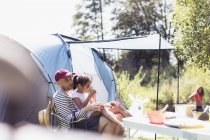 Padre e hija descansando en el camping - foto de stock