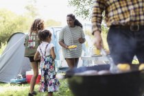 Barbecues familiaux au camping — Photo de stock