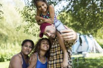 Família feliz e afetuosa tirando selfie com telefone da câmera no acampamento — Fotografia de Stock