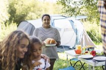 Familie bereitet Mittagessen auf dem Campingplatz zu — Stockfoto