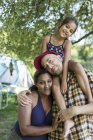 Retrato feliz, familia cariñosa en el camping - foto de stock