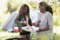 Barbecue madre e figlia al campeggio — Foto stock